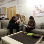 インタビューの様子 左は潘公凯、右は記者