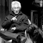 葛鵬仁宅にて葛鵬仁先生と対談する王玉平先生、記者