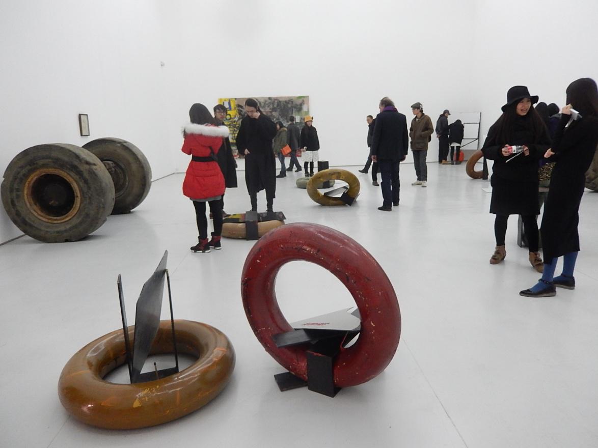 個展「第二個個展」のオープニングにて　手前の作品は「Richard Serra +Kader Attia + Bruce Nauman + Mona Hatoum」