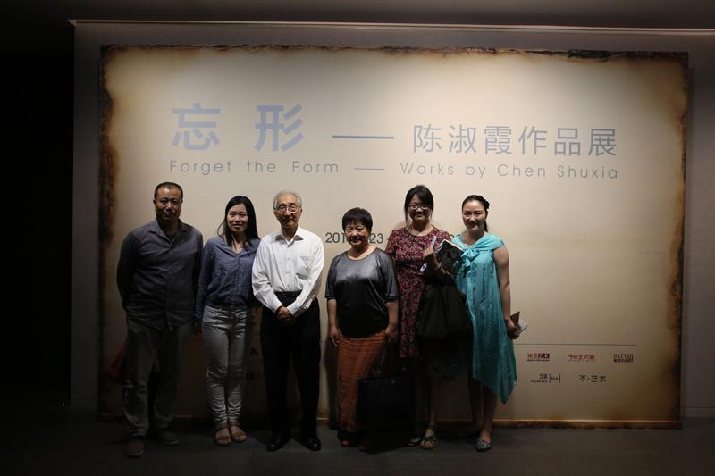 左から劉慶和、お嬢様、中国美術家協会主席の靳尚谊、陈淑霞、筆者、助手