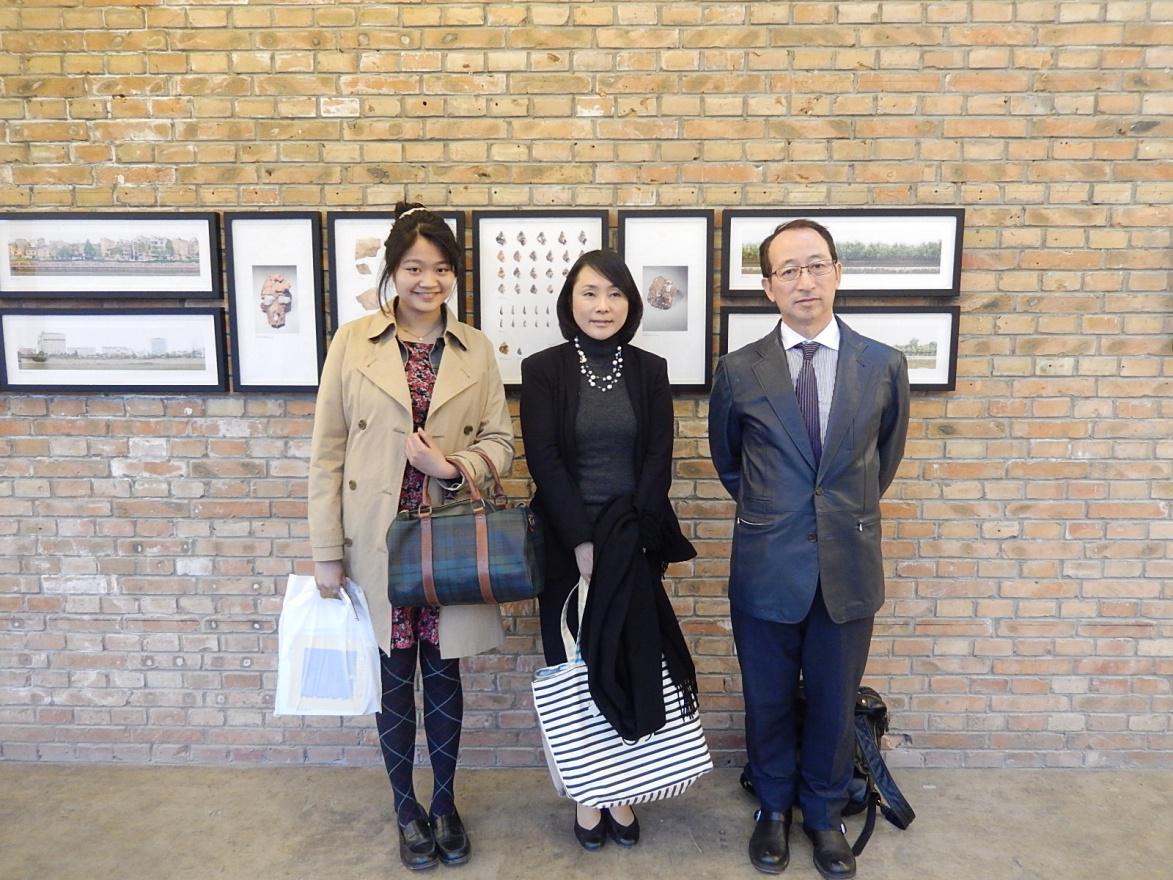 今回資生堂賞を受賞した程新皓の作品の前で　右から資生堂の半田誠一さん、豊田佳子さん
