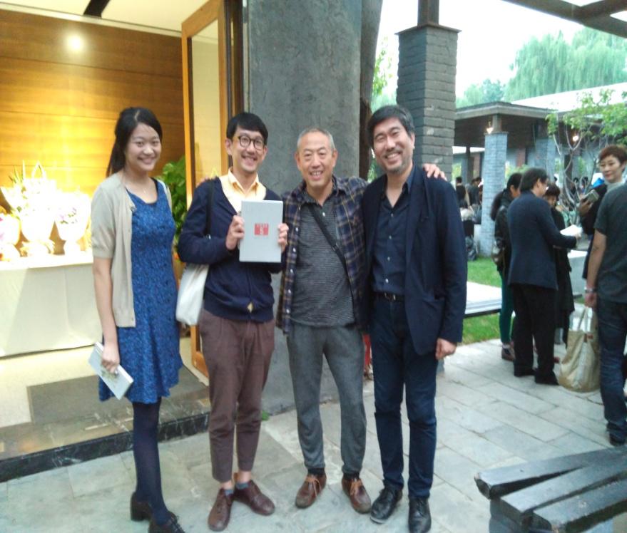 日本からトーキョーワンダーサイトの今村さん（右）、参加作家の王玉平さん（右二）、金島さん（左二）、江上