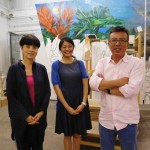 左は奥様の喻红で中央美術学院油絵科の教授、右は劉小東