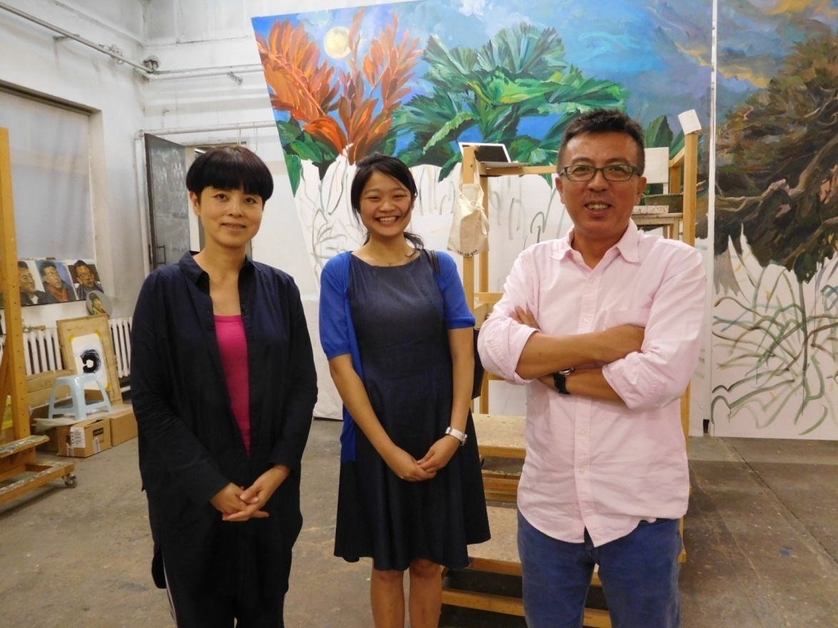 左は奥様の喻红で中央美術学院油絵科の教授、右は劉小東