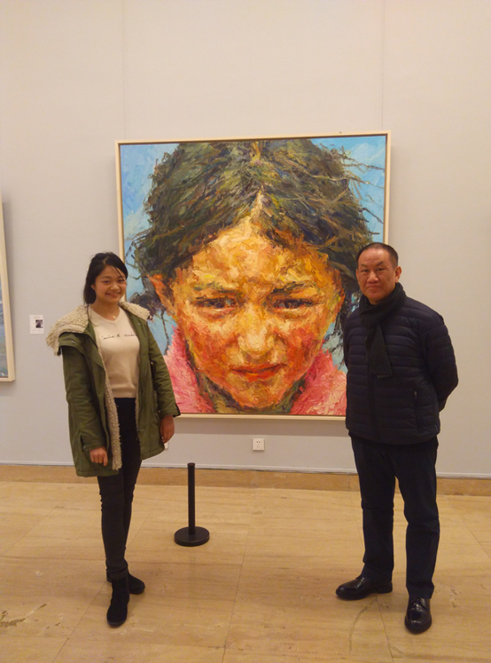 謝東明の作品の前で、右はアーティストの謝東明