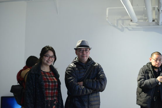 展示に来てくださって中央美術学院彫刻科第三工作室主任の于凡先生（右）江上越