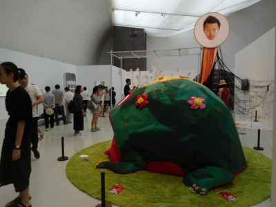 実験芸術科の様子　伝統的な中国の布人形を拡大しベッドに