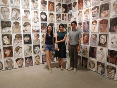 右はアート北京アートディレクターの金島隆弘さん　左はアート北京スタッフの王子さん