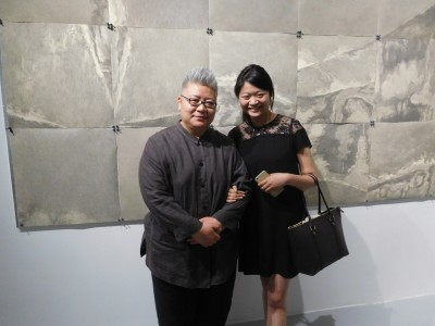（左）ギャラリーオーナーの陶偉光さん　と　江上越