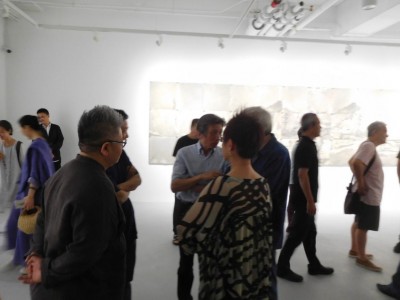 会場風景　（左）ギャラリーオーナーの陶偉光さん、（中）中央美術学院学長の范迪安先 生