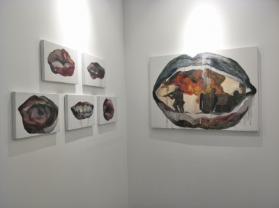 Lucie Chang　展示会場風景 右は江上越の作品　「火口」　左は「言語起源考」