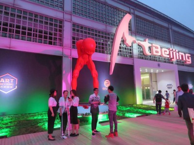 アート北京のコンテンポラリー館の入り口　手前は陳文令の作品