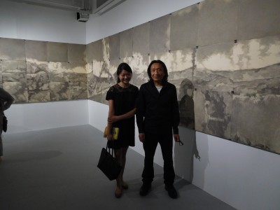 作品「荒原」の前にて　（右）アーティストの蘇新平　（左）江上越　