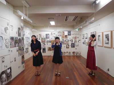 江上越展の展示会場風景写真　誤聴ゲームの音を聞く来場者