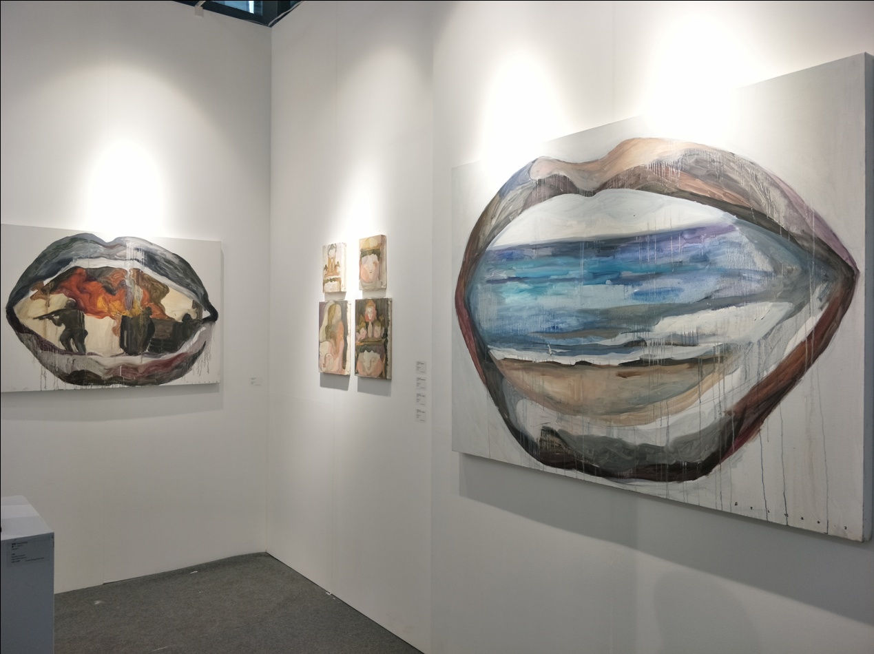 Lucie Chang 展示会場風景 右は江上越の作品「海口」「仏」 中「火口」