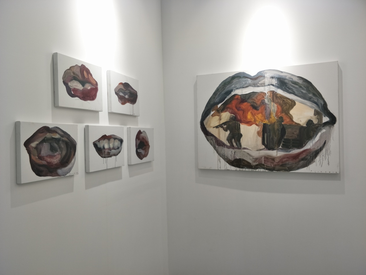 Lucie Chang 展示会場風景 右は江上越の作品 「火口」 左は「言語起源考」
