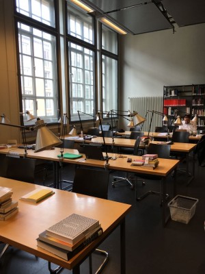 図書館の様子 現代アートに関する本がとても多いです。