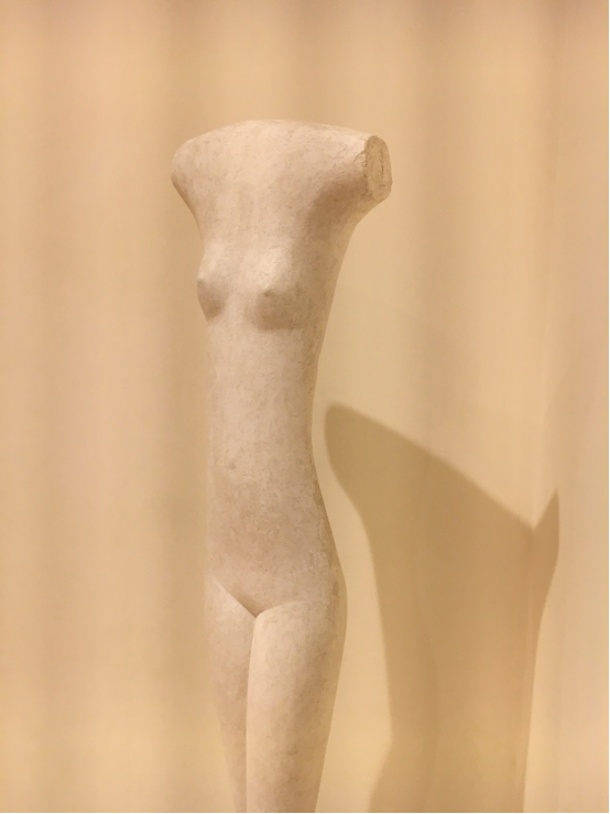 ジャコメッティの作品です。白くてニュートラルな質感からは彼の作品だと想像できませんでした。