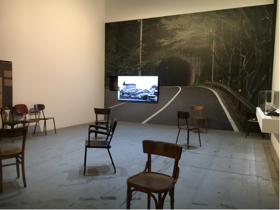 田中功起の作品「Of Walking in Unknown」 作家の家である京都から福井県の原子力発電所までの道のりを作家自身が歩き、時に者を拾う。この行為を記録した映像は観客からは共感できる部分が少なく、以前彼の作品で多く用いられた協働性が感じられなかった。