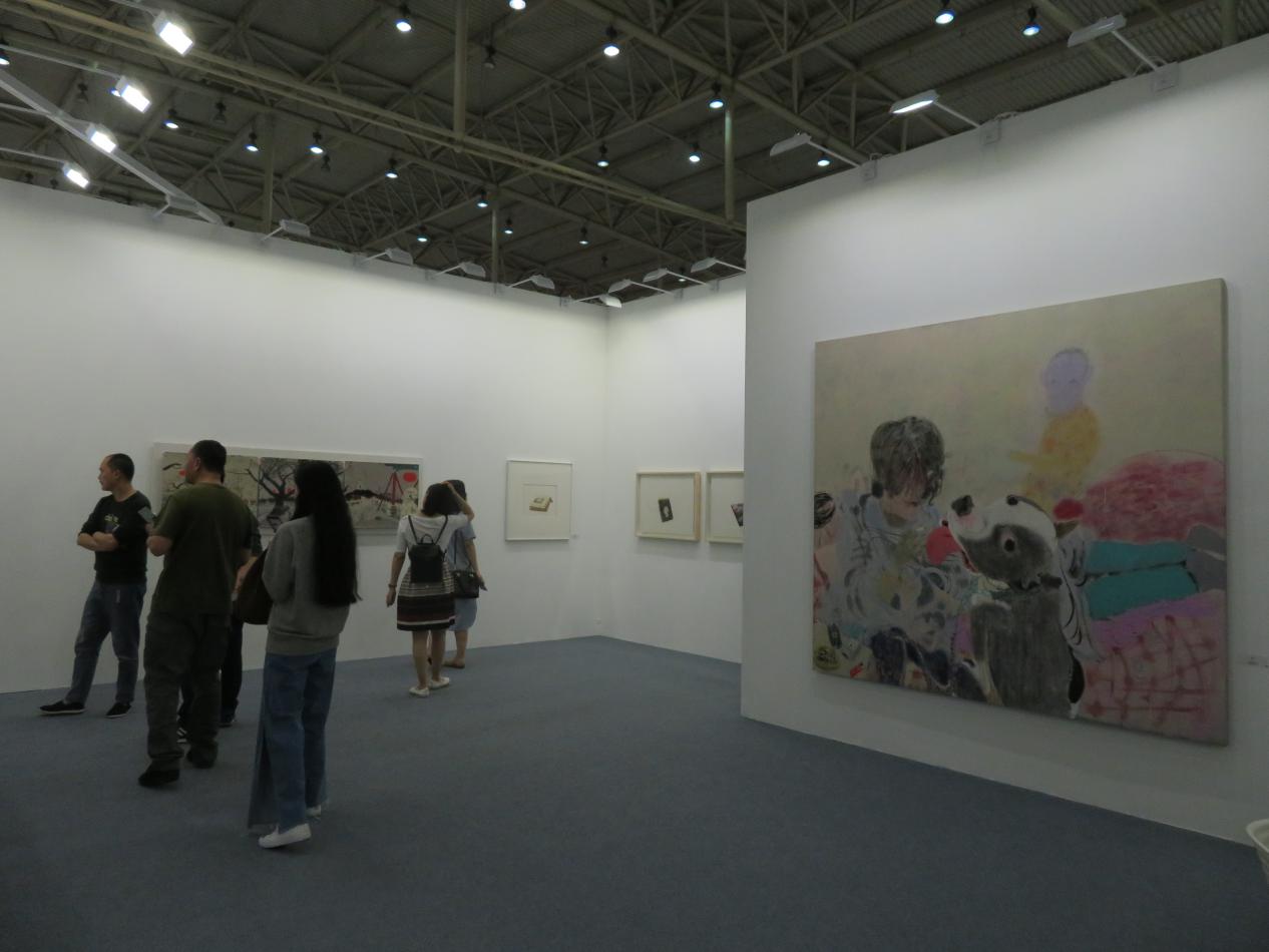 誠品画廊のブース 王玉平の個展、手前は王玉平の作品「彪子」