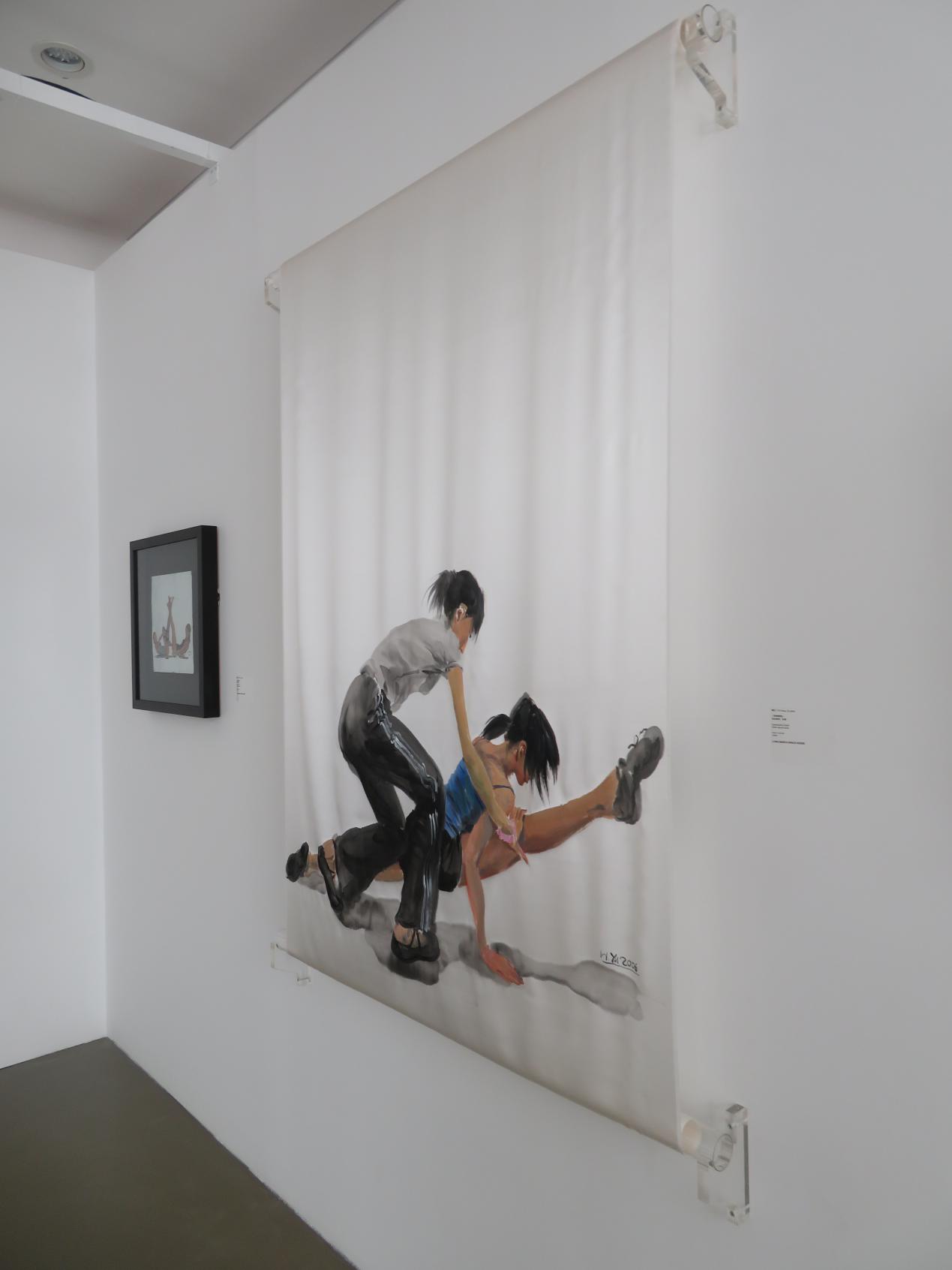 長征画廊のブース-2 アーティスト喩紅の作品。
